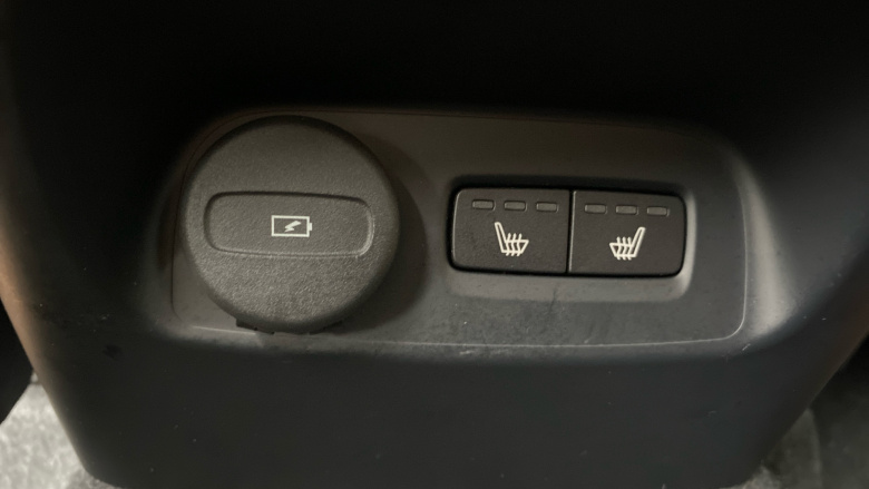 Volvo XC40 2.0 B4P Plus Dark 5dr Auto Petrol Estate